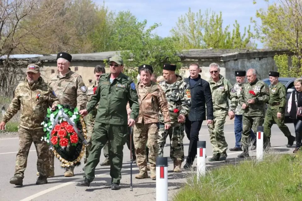 «Историческая память»: В Кировске почтили память ополченцев Донбасса «Историческая память»: В Кировске почтили память ополченцев Донбасса