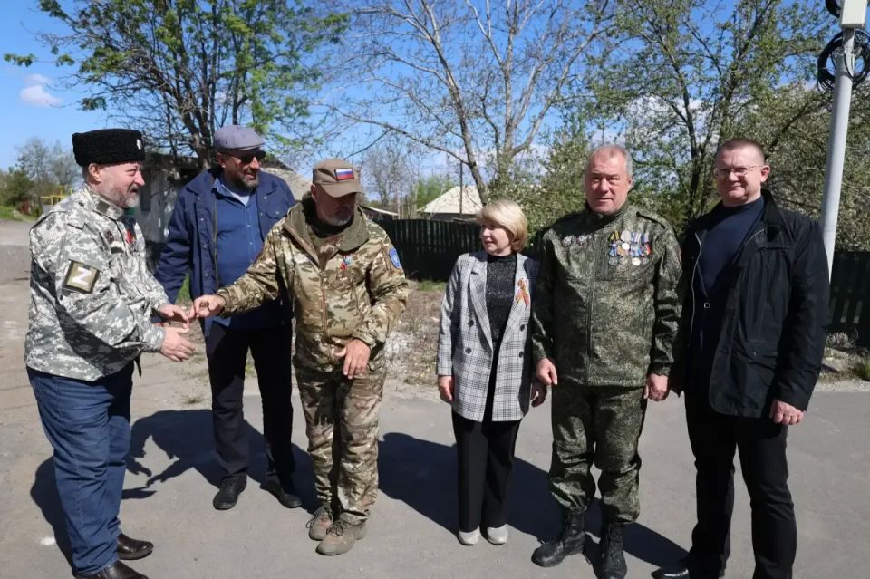 «Историческая память»: В Кировске почтили память ополченцев Донбасса «Историческая память»: В Кировске почтили память ополченцев Донбасса