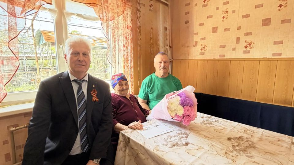 Сегодня с глубоким уважением поздравил нашу замечательную землячку — Марию Андреевну Старунову — с её 94-м днём рождения! Сегодня с глубоким уважением поздравил нашу замечательную землячку — Марию Андреевну Старунову — с её 94-м днём рождения!