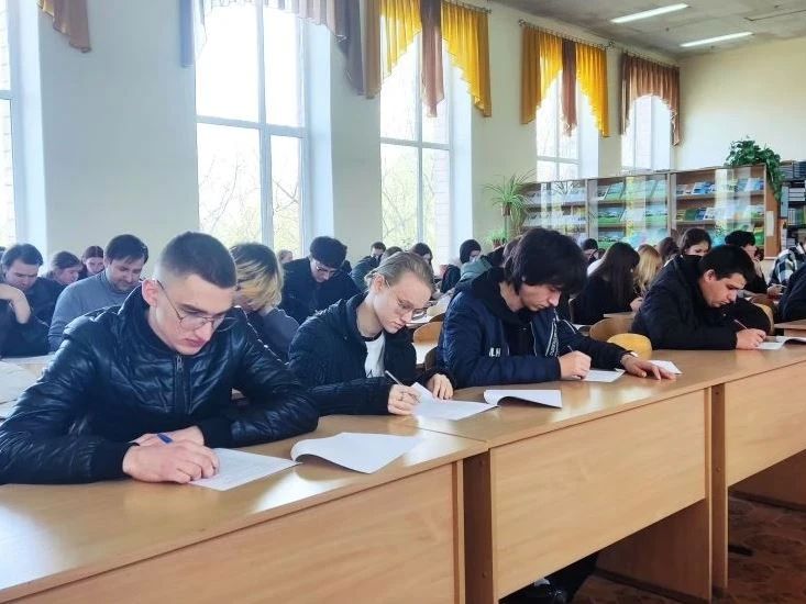 В Луганском ГАУ прошёл Избирательный диктант ко Дню молодого избирателя В Луганском ГАУ прошёл Избирательный диктант ко Дню молодого избирателя