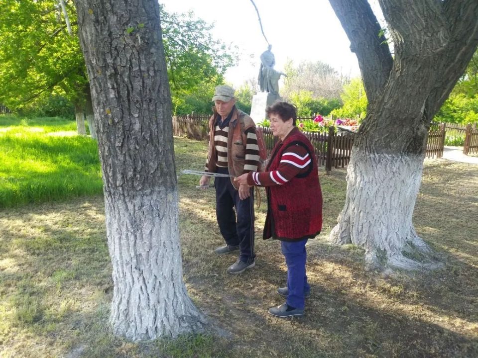 На Краснодонщине продолжаются работы по благоустройству памятных мест На Краснодонщине продолжаются работы по благоустройству памятных мест