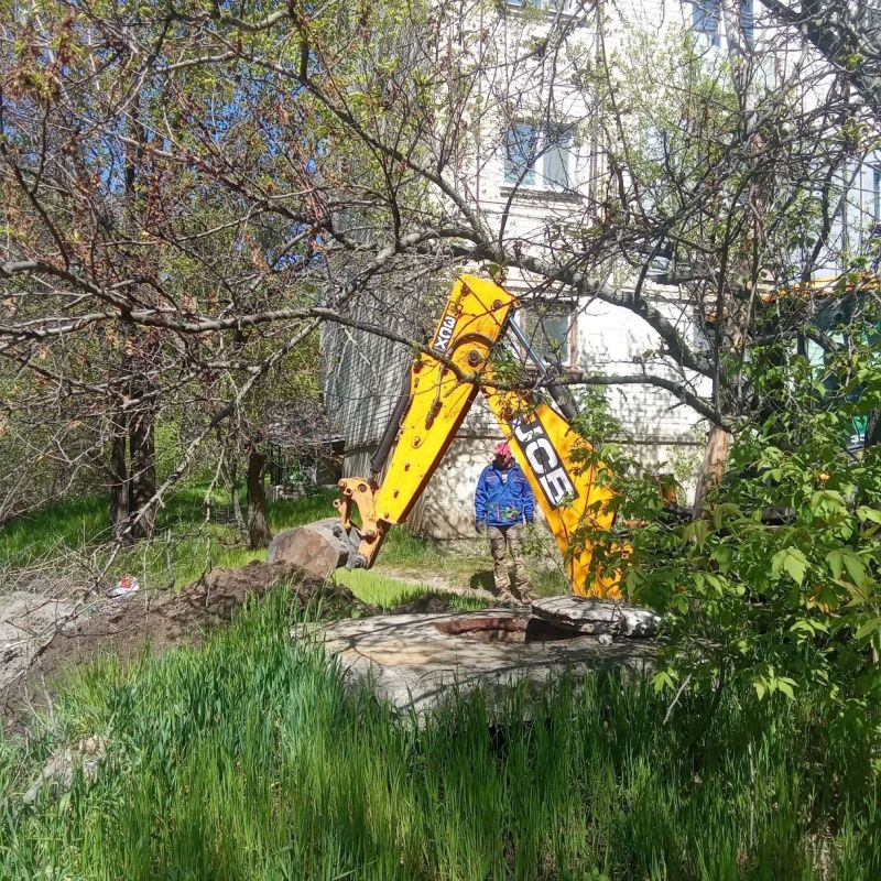 Работники МБУ Центр "Благоустройства" регулярно осуществляют техническое обслуживание и ремонт систем водоснабжения и водоотведения по всему Старобельскому муниципальному округу Работники МБУ Центр "Благоустройства" регулярно осуществляют техническое обслуживание и ремонт систем водоснабжения и водоотведения по всему Старобельскому муниципальному округу
