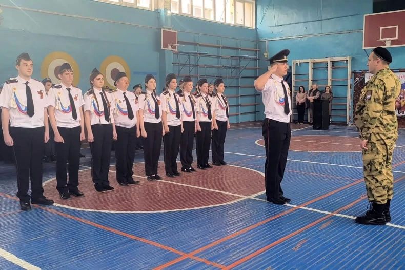 Военная выправка, гордость и патриотизм: в Свердловской СШ №8 прошёл смотр строя и песни Военная выправка, гордость и патриотизм: в Свердловской СШ №8 прошёл смотр строя и песни