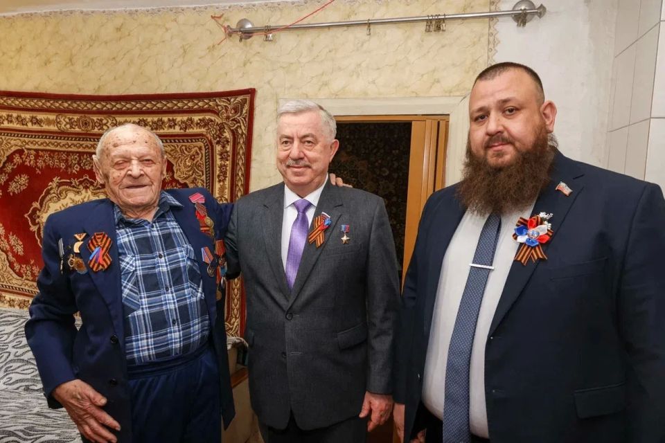 Виктор Водолацкий: В преддверии восемьдесят первой годовщины Великой Победы принял участие в акции «Подарок ветерану», старт которой по всей стране дала партия «Единая Россия» Виктор Водолацкий: В преддверии восемьдесят первой годовщины Великой Победы принял участие в акции «Подарок ветерану», старт которой по всей стране дала партия «Единая Россия»