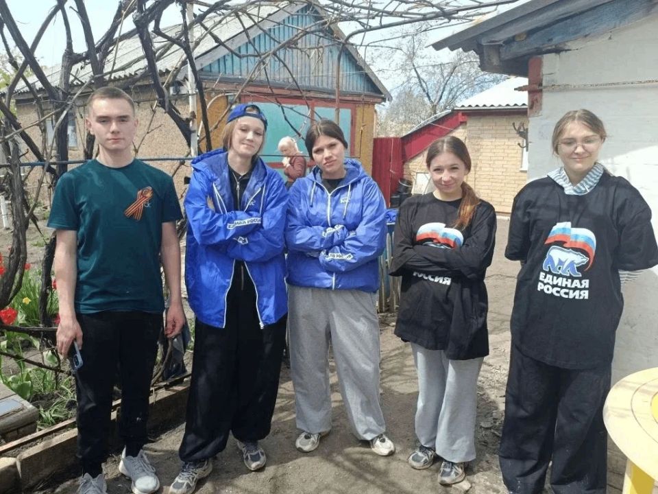 Антрацитовские единороссы помогли ветерану Великой Отечественной войны в рамках акции «Палисадник Победы» Антрацитовские единороссы помогли ветерану Великой Отечественной войны в рамках акции «Палисадник Победы»
