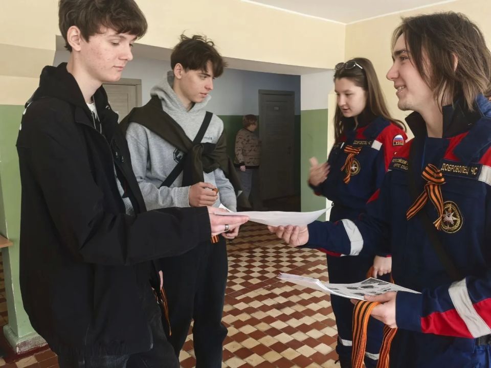 Символ непоколебимой славы и вечной памяти: Северодонецкий технологический институт и колледж СТИ провел патриотическую акцию «Георгиевская ленточка» Символ непоколебимой славы и вечной памяти: Северодонецкий технологический институт и колледж СТИ провел патриотическую акцию «Георгиевская ленточка»