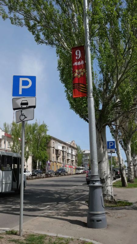 Специалисты городского предприятия «Луганскгорсвет» украшают улицы Луганска к майским праздникам Специалисты городского предприятия «Луганскгорсвет» украшают улицы Луганска к майским праздникам