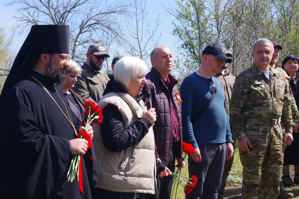 В преддверии Дня Победы в селе Хорошее состоялось важное и трогательное событие — после косметического ремонта был торжественно открыт памятник, Братская могила Советским воинам, погибшим в годы Великой Отечественной войны В преддверии Дня Победы в селе Хорошее состоялось важное и трогательное событие — после косметического ремонта был торжественно открыт памятник, Братская могила Советским воинам, погибшим в годы Великой Отечественной войны