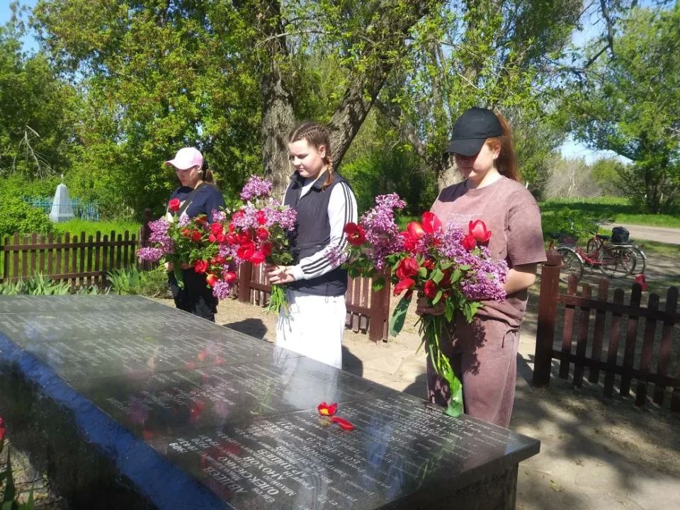 На Краснодонщине продолжаются работы по благоустройству памятных мест На Краснодонщине продолжаются работы по благоустройству памятных мест