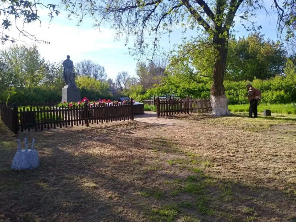 На Краснодонщине продолжаются работы по благоустройству памятных мест На Краснодонщине продолжаются работы по благоустройству памятных мест