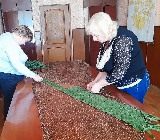 В пгт Щетово прошёл мастеркласс по плетению маскировочного костюма «Леший» В пгт Щетово прошёл мастеркласс по плетению маскировочного костюма «Леший»