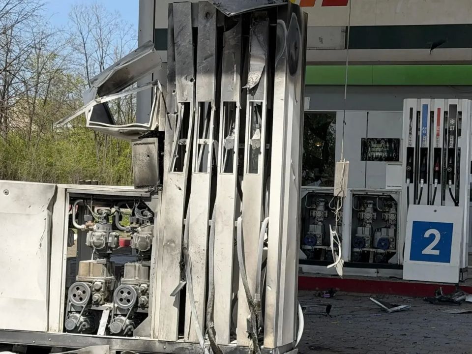 Боевики ВФУ ударили по АЗС в Первомайске Боевики ВФУ ударили по АЗС в Первомайске