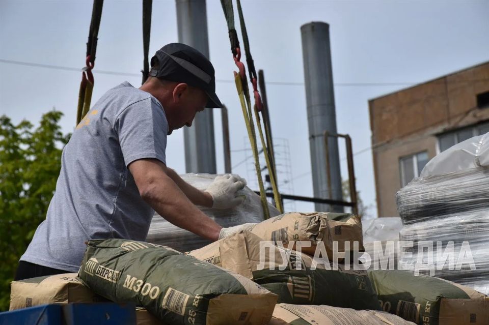 В Брянке в рамках нацпроекта «Семья» восстанавливают ясли-сад «Золотой улей» В Брянке в рамках нацпроекта «Семья» восстанавливают ясли-сад «Золотой улей»
