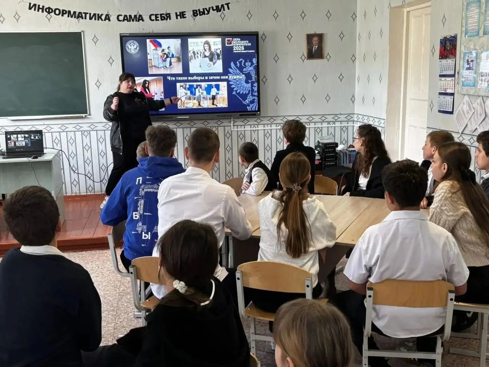 В Перевальском округе для старшеклассников прошла лекция «Выборы — это не просто слово!» В Перевальском округе для старшеклассников прошла лекция «Выборы — это не просто слово!»