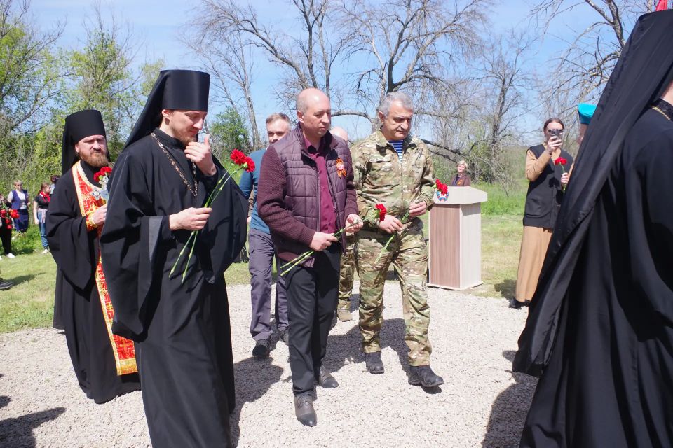 В преддверии Дня Победы в селе Хорошее состоялось важное и трогательное событие — после косметического ремонта был торжественно открыт памятник, Братская могила Советским воинам, погибшим в годы Великой Отечественной войны В преддверии Дня Победы в селе Хорошее состоялось важное и трогательное событие — после косметического ремонта был торжественно открыт памятник, Братская могила Советским воинам, погибшим в годы Великой Отечественной войны