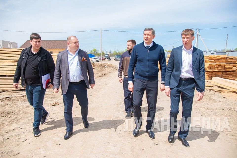 В Луганске продолжается строительство большого коттеджного поселка В Луганске продолжается строительство большого коттеджного поселка
