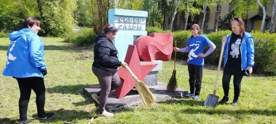 Активисты и сторонники Единой России провели субботник в Сквере Славы села Красная Таловка Активисты и сторонники Единой России провели субботник в Сквере Славы села Красная Таловка