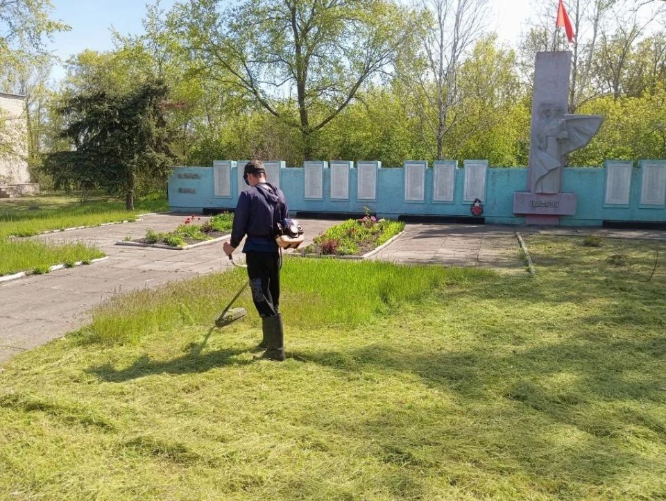 Активисты и сторонники Единой России провели субботник в Сквере Славы села Красная Таловка Активисты и сторонники Единой России провели субботник в Сквере Славы села Красная Таловка
