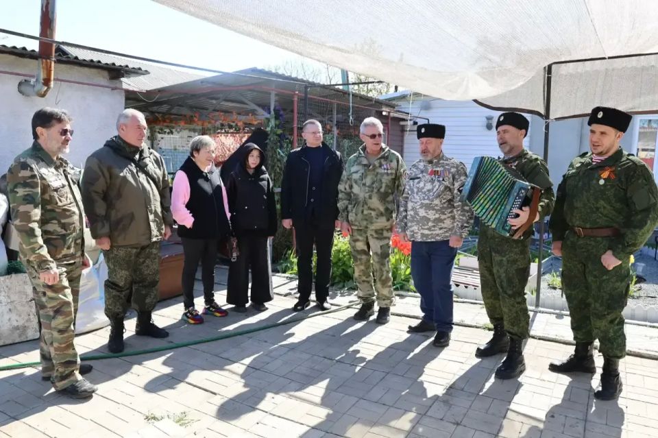 «Историческая память»: В Кировске почтили память ополченцев Донбасса «Историческая память»: В Кировске почтили память ополченцев Донбасса