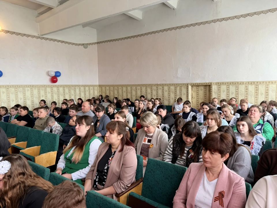 05.05.2026. Сегодняшний день навсегда войдет в историю Дьяковской гимназии как одно из самых значимых и трогательных событий! Мы торжественно открыли Парту Героя, посвященную светлой памяти нашего земляка, отважного воина... 05.05.2026. Сегодняшний день навсегда войдет в историю Дьяковской гимназии как одно из самых значимых и трогательных событий! Мы торжественно открыли Парту Героя, посвященную светлой памяти нашего земляка, отважного воина...