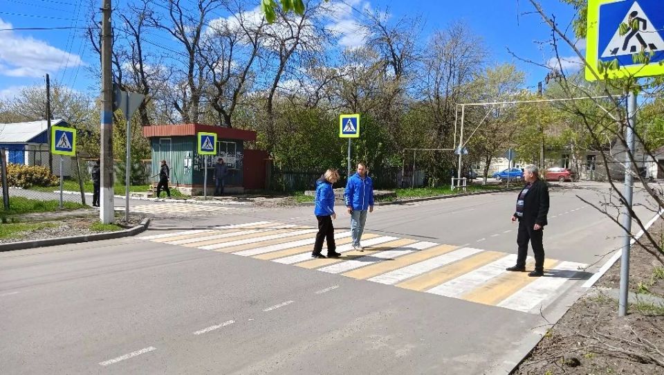 «Безопасные дороги»: Меловские единороссы проверили наличие разметки возле детских учреждений «Безопасные дороги»: Меловские единороссы проверили наличие разметки возле детских учреждений