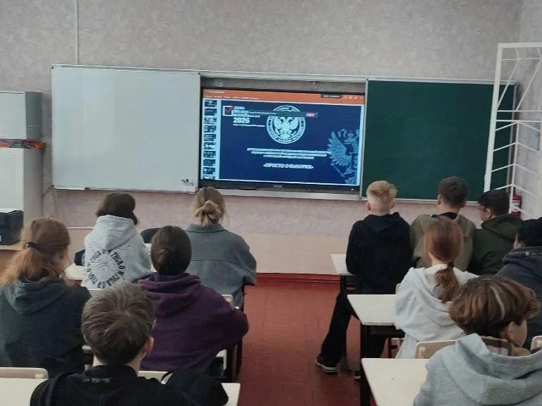 В Перевальском округе прошли мероприятия «Просто о выборах» для школьников В Перевальском округе прошли мероприятия «Просто о выборах» для школьников