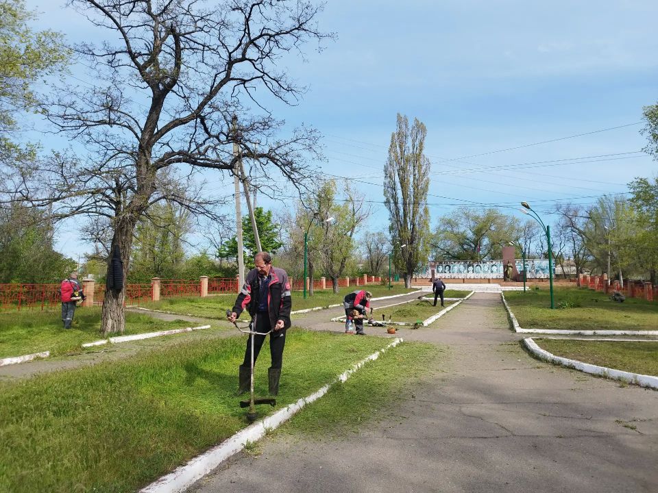 В преддверии Дня Победы в поселке Краснодон состоялись работы по благоустройству В преддверии Дня Победы в поселке Краснодон состоялись работы по благоустройству