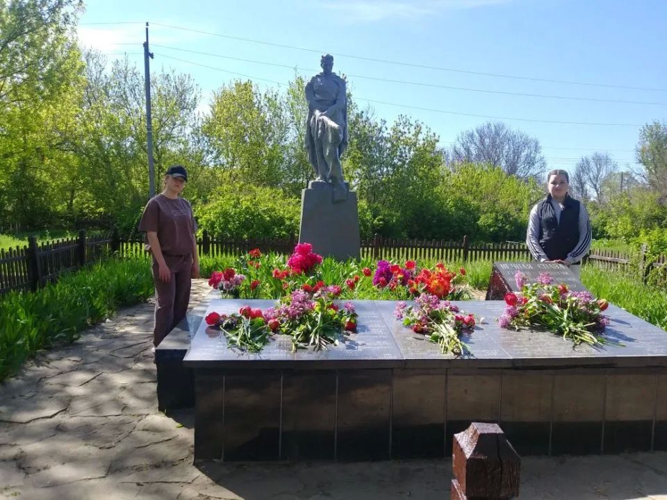 На Краснодонщине продолжаются работы по благоустройству памятных мест На Краснодонщине продолжаются работы по благоустройству памятных мест