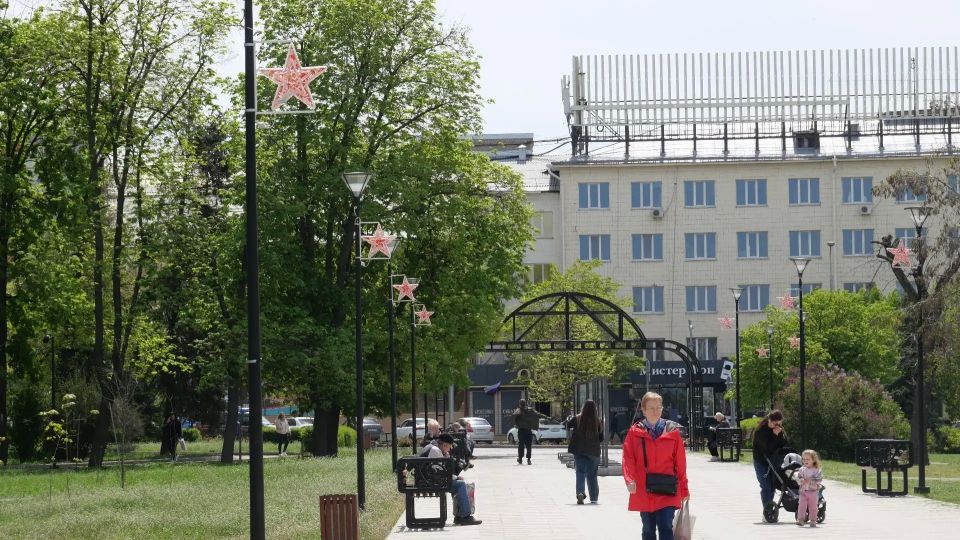 Специалисты городского предприятия «Луганскгорсвет» украшают улицы Луганска к майским праздникам Специалисты городского предприятия «Луганскгорсвет» украшают улицы Луганска к майским праздникам