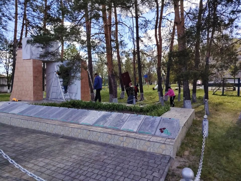 Чистота и память: субботник у памятника в с. Можняковка! Чистота и память: субботник у памятника в с. Можняковка!