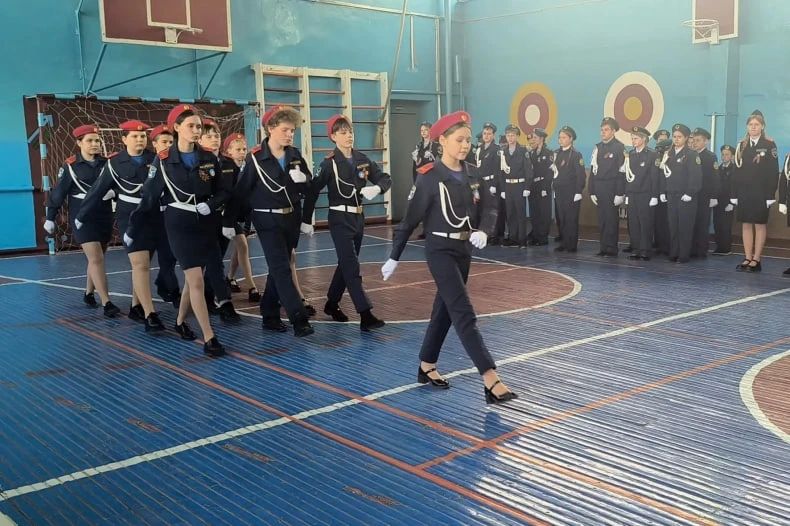 Военная выправка, гордость и патриотизм: в Свердловской СШ №8 прошёл смотр строя и песни Военная выправка, гордость и патриотизм: в Свердловской СШ №8 прошёл смотр строя и песни
