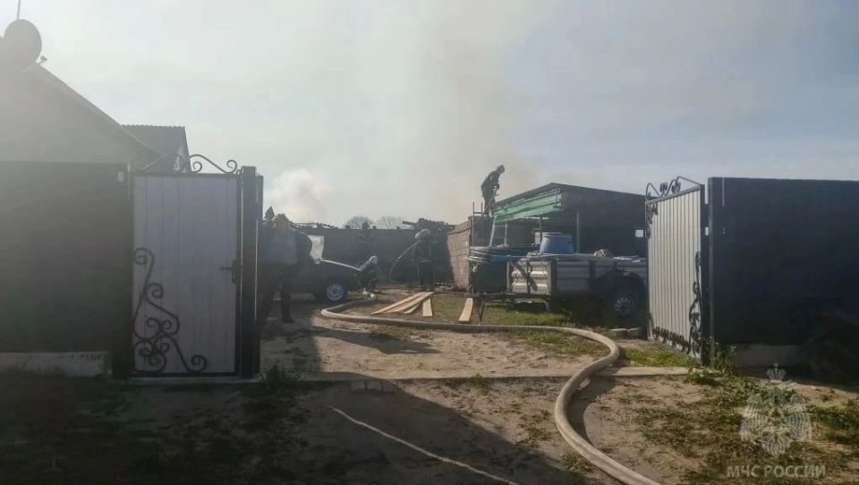 Спасатели МЧС России отстояли от огня жилой дом в Старобельском районе Спасатели МЧС России отстояли от огня жилой дом в Старобельском районе