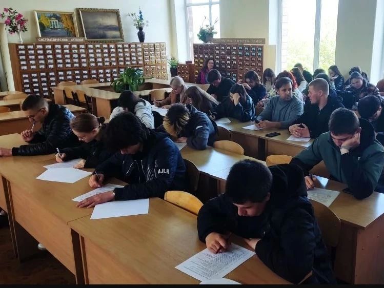В Луганском ГАУ прошёл Избирательный диктант ко Дню молодого избирателя В Луганском ГАУ прошёл Избирательный диктант ко Дню молодого избирателя