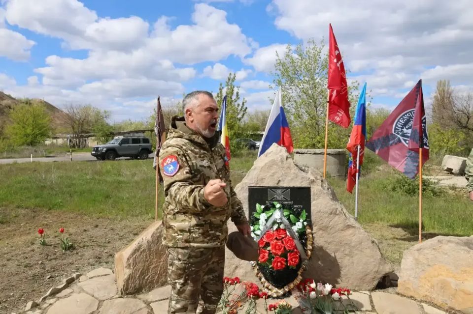 «Историческая память»: В Кировске почтили память ополченцев Донбасса «Историческая память»: В Кировске почтили память ополченцев Донбасса