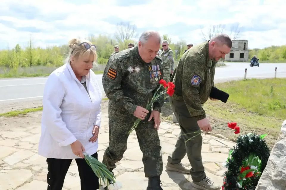 «Историческая память»: В Кировске почтили память ополченцев Донбасса «Историческая память»: В Кировске почтили память ополченцев Донбасса