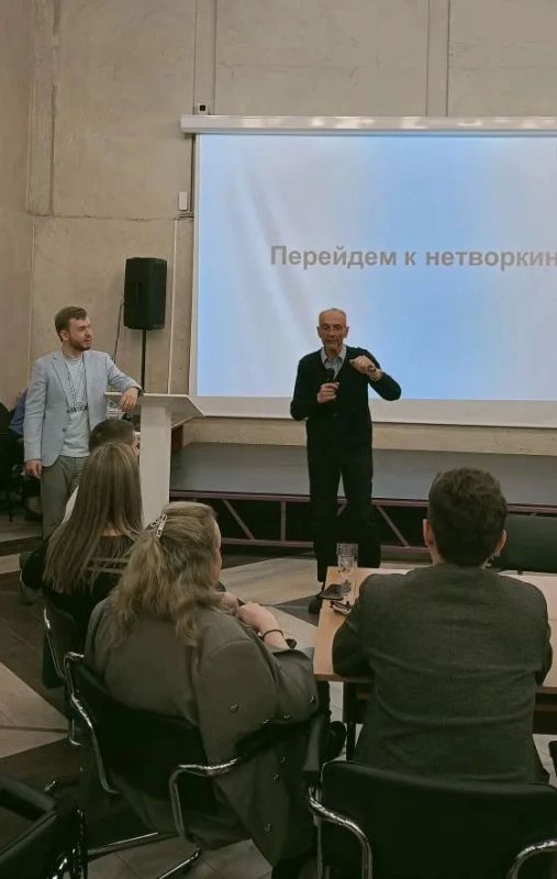 «У нас есть три фронта: военный, экономический и информационный» «У нас есть три фронта: военный, экономический и информационный»