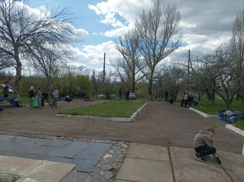 Память, увековеченная в камне: подготовка к 9 Мая у братской могилы Память, увековеченная в камне: подготовка к 9 Мая у братской могилы