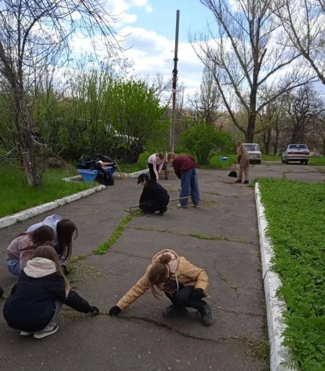 Память, увековеченная в камне: подготовка к 9 Мая у братской могилы Память, увековеченная в камне: подготовка к 9 Мая у братской могилы