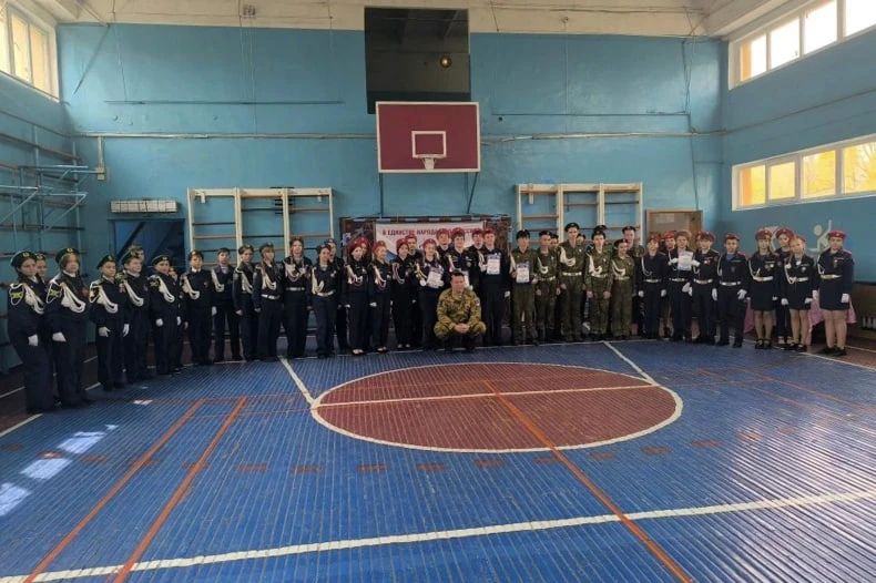 Военная выправка, гордость и патриотизм: в Свердловской СШ №8 прошёл смотр строя и песни Военная выправка, гордость и патриотизм: в Свердловской СШ №8 прошёл смотр строя и песни