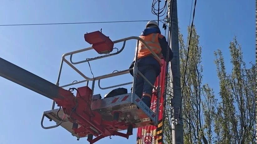 Специалисты городского предприятия «Луганскгорсвет» украшают улицы Луганска к майским праздникам Специалисты городского предприятия «Луганскгорсвет» украшают улицы Луганска к майским праздникам
