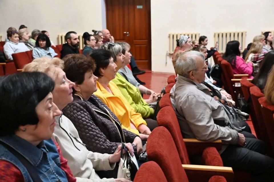 Казак Луганский ожил на сцене Ирмино: как филармония подарила городу встречу с Владимиром Далем Казак Луганский ожил на сцене Ирмино: как филармония подарила городу встречу с Владимиром Далем