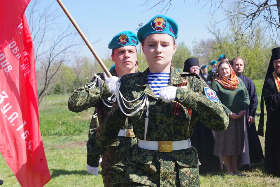 В преддверии Дня Победы в селе Хорошее состоялось важное и трогательное событие — после косметического ремонта был торжественно открыт памятник, Братская могила Советским воинам, погибшим в годы Великой Отечественной войны В преддверии Дня Победы в селе Хорошее состоялось важное и трогательное событие — после косметического ремонта был торжественно открыт памятник, Братская могила Советским воинам, погибшим в годы Великой Отечественной войны