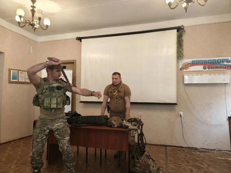 В рамках проекта "Патриотизм не лозунг и не фраза, а ежедневные полезные дела", реализуемого АНО РЦД " Мы вместе, мы рядом" при поддержке Фонда президентских грантов, направленного на военно-патриотическое воспитание... В рамках проекта "Патриотизм не лозунг и не фраза, а ежедневные полезные дела", реализуемого АНО РЦД " Мы вместе, мы рядом" при поддержке Фонда президентских грантов, направленного на военно-патриотическое воспитание...