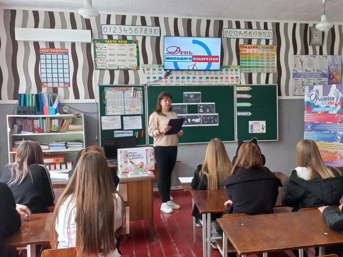В Перевальском округе прошли мероприятия «Просто о выборах» для школьников В Перевальском округе прошли мероприятия «Просто о выборах» для школьников