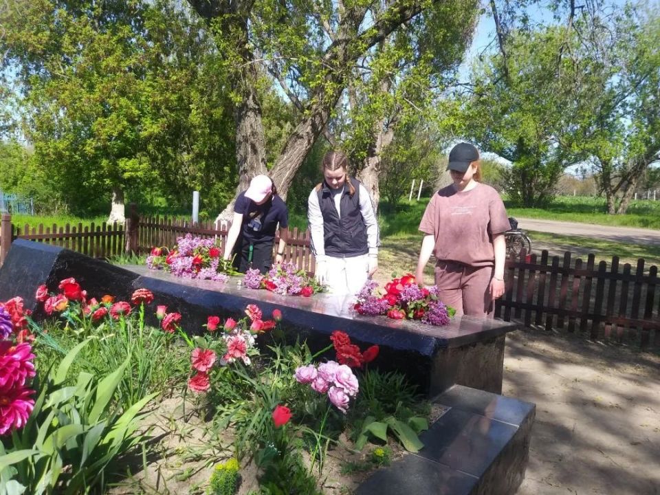 На Краснодонщине продолжаются работы по благоустройству памятных мест На Краснодонщине продолжаются работы по благоустройству памятных мест