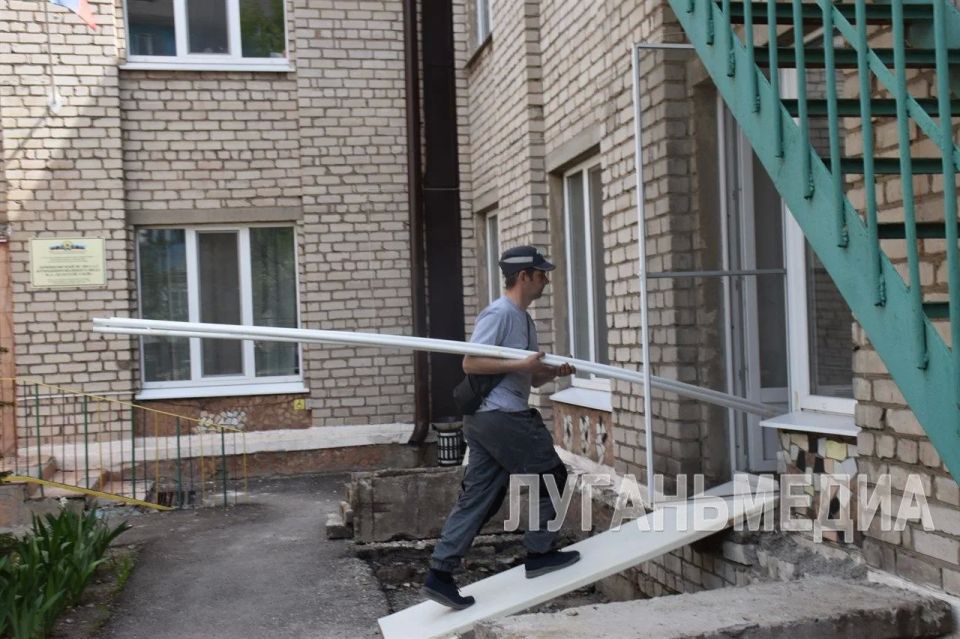 В Брянке в рамках нацпроекта «Семья» восстанавливают ясли-сад «Золотой улей» В Брянке в рамках нацпроекта «Семья» восстанавливают ясли-сад «Золотой улей»
