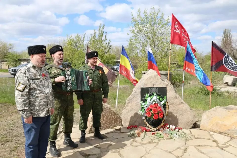 «Историческая память»: В Кировске почтили память ополченцев Донбасса «Историческая память»: В Кировске почтили память ополченцев Донбасса