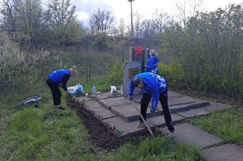 В преддверии Дня Великой Победы единороссы Свердловска навели порядки возле памятника «Неизвестному солдату» В преддверии Дня Великой Победы единороссы Свердловска навели порядки возле памятника «Неизвестному солдату»