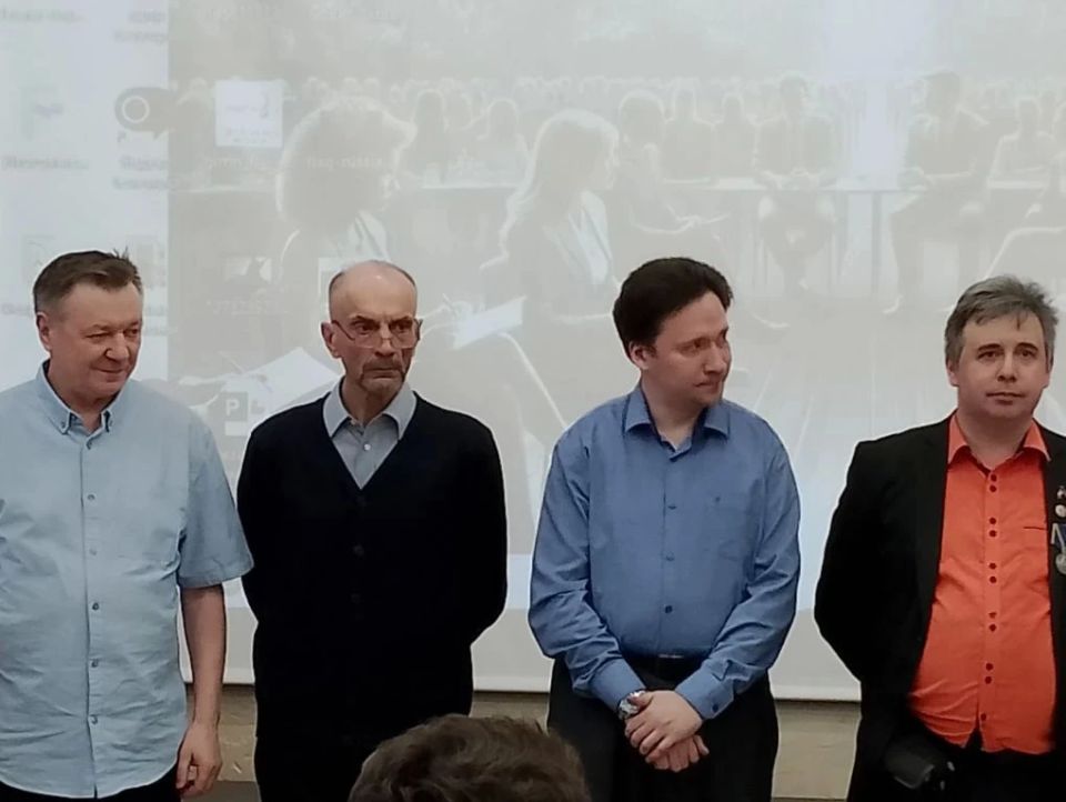 «У нас есть три фронта: военный, экономический и информационный» «У нас есть три фронта: военный, экономический и информационный»