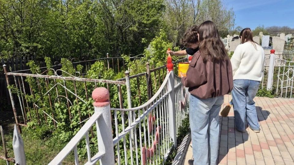 Память жива в делах!. Студенты Стахановского педколледжа с гордостью доказывают: подвиг дедов и прадедов в годы Великой Отечественной войны не забыт! Ребята присоединились к традиционной акции «Обелиск» и доказали, что это... Память жива в делах!. Студенты Стахановского педколледжа с гордостью доказывают: подвиг дедов и прадедов в годы Великой Отечественной войны не забыт! Ребята присоединились к традиционной акции «Обелиск» и доказали, что это...